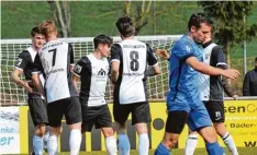  ?? Foto: Karl Aumiller ?? Endlich konnten die Meitinger Fußballer unter der Regie von Trainer Pavlos Mavros den ersten Sieg bejubeln.