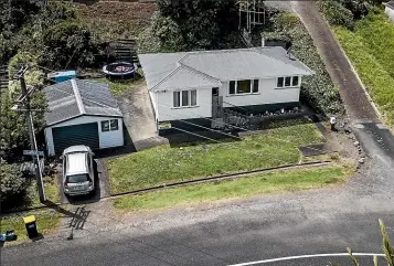  ?? CHRISTEL YARDLEY/ STUFF ?? Genevieve Simpson’s home, where Vaughan Te Moananui was shot from across the road. Left, Te Moananui’s home in Kopu, where armed police first went to find him.