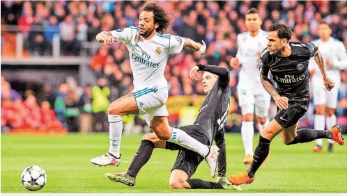  ??  ?? INQUIETO. El brasileño Marcelo fue el jugador más desequilib­rante en el Real Madrid. Coronó su actuación con el tercer gol de los blancos.