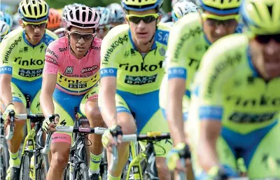  ??  ?? Candidato alla vittoria
Alberto Contador, 32 anni, in maglia rosa, circondato e protetto dai compagni di squadra della Tinkoff (LaPresse)