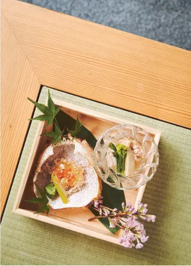  ??  ?? (facing page from top) Ki-sho’s chef preparing dishes at the sushi counter; precise execution and a generosity with premium ingredient­s bring about impressive offerings such as a Hida beef roll topped with uni. (this page) Hokkaido hairy crab with ikura and gold flAkEs, As wEll As sEABrEAm roe with bamboo shoot.