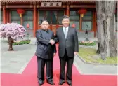  ??  ?? Le numéro un nord-coréen Kim Jong Un et le président chinois Xi Jinping s’étaient déjà rencontrés le 27 mars dernier à Pékin