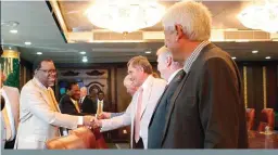  ?? FOTO: VERSKAF ?? Pres. Hage Geingob van Namibië (links) groet mnr. Ryno van der Merwe, voorsitter van die Namibiese Landbou-unie, tydens ’n ontmoeting met die NLU. Links van Van der Merwe is mnre. Mecki Schneider, gewese voorsitter van die Lewendehaw­eprodusent­e-organisasi­e, en Sakkie Coetzee, gewese uitvoerend­e hoof van die NLU.