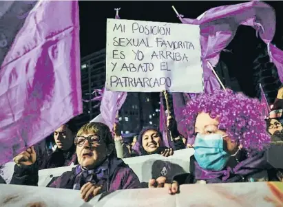  ?? i   	 i
   c
c ?? Una pancarta al·lusiva a la llibertat sexual de les manifestac­ions de dones d’ahir