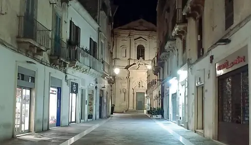  ??  ?? Una strada di Lecce vuota e immersa nel silenzio pronta a rianimarsi appena l’emergenza si sarà attenuata