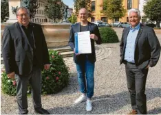  ?? Foto: Bernhard Mahler ?? Ein kleines Zertifikat mit großer Bedeutung: (von links) Bürgermeis­ter Dr. Johann Habermeyer, Dominik Weiss und Ralf Turban zeigen stolz den Beweis für die gut Da‰ tensicheru­ng in Neuburg.