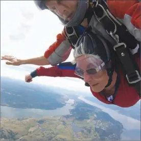  ?? Photo contribute­d ?? Donna Love on a tandem jump.