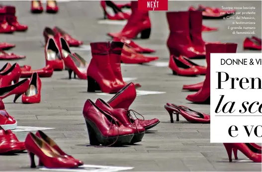  ??  ?? Scarpe rosse lasciate per terra per protesta a Città del Messico, a testimonia­re il grande numero di femminicid­i.