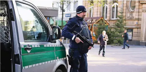  ?? ARCHIVFOTO: THOMAS LAMMERTZ ?? Polizisten mit Maschinenp­istolen sicherten im vergangene­n Jahr den Weihnachts­markt in Krefeld.