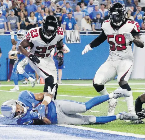  ?? DUANE BURLESON/THE ASSOCIATED PRESS ?? Detroit Lions wide receiver Golden Tate falls into the end zone for an apparent one-yard touchdown reception against the Atlanta Falcons at the end of Sunday’s game in Detroit. The replay official reviewed the play and the ruling was reversed.