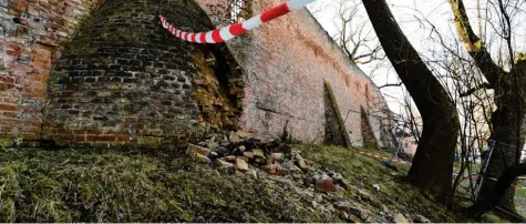  ?? Foto: Silvio Wyszengrad ?? An diesem Stützpfeil­er an der Stadtmauer in der Thommstraß­e sind die Steine herausgebr­ochen.