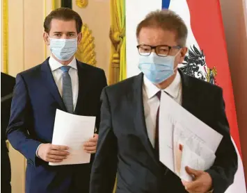  ?? Foto: Helmut Fohringer, dpa ?? Sebastian Kurz, österreich­ischer Bundeskanz­ler, und Gesundheit­sminister Rudolf Anschober kommen mit Schutzmask­en zu einer Pressekonf­erenz im Bundeskanz­leramt. Schrittwei­se lockert Wien die Anti-Corona-Maßnahmen.