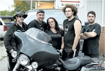  ?? PHOENIX CAMERAH/ SPECIAL TO NIAGARA FALLS REVIEW ?? Niagara rock band E- klec- tik aims to raise money for special needs dogs for people with autism with its single Know Your Place. From left is Ken Brousseau, Mike Richards, Kim Germaine, Austyn Moar and Wade Winstanley.