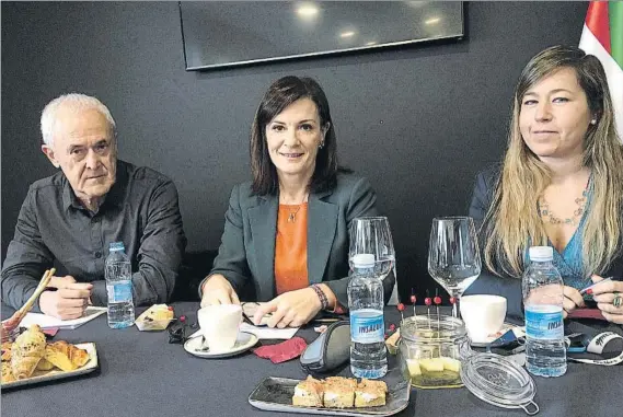  ?? FOTO: A. A. ?? Amaia Gorostiza, en el centro de la imagen, escoltada por Mikel Larrañaga y Patricia Rodríguez Los tres estuvieron presentes en el encuentro con la prensa de ayer