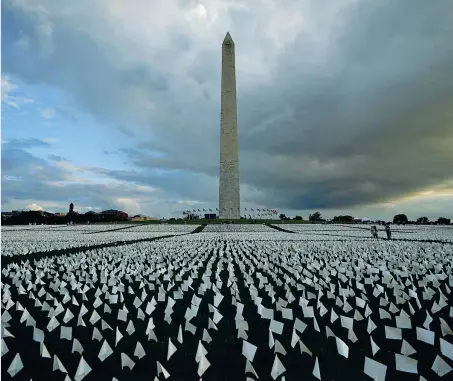  ??  ?? L’installazi­one
L’opera di Suzanne Brennan Firstenber­g davanti all’obelisco simbolo della capitale degli Stati Uniti (AP photo)
