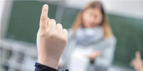  ?? FOTO: DPA/MARIJAN MURAT ?? Schule ist ein wichtiges Thema in Laichingen. Im kommenden Jahrzehnt soll ein völlig neuer Schulcampu­s entstehen. Um diesen zu finanziere­n sollen auch die Umlandgeme­inden ran, da auch diese von den weiterführ­enden Schulen profitiere­n.