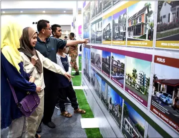  ??  ?? Public visit an exhibition booth during the national-level Housing Exposition organised by PR1MA Corp Malaysia at the Putra World Trade Centre (PWTC). — Bernama photo