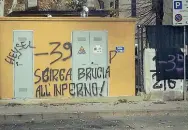  ??  ?? Le scritte comparse su una cabina elettrica non lontana dallo stadio Franchi prima della partita di sabato con la Juventus