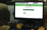  ?? DIPTA WAHYU/ JAWA POS ?? SELEKSI KETAT: Pengumuman SPAN-PTKIN dapat diakses melalui website resmi mulai kemarin (1/5). Siswa dapat memasukkan username masing-masing untuk melihat pengumuman.