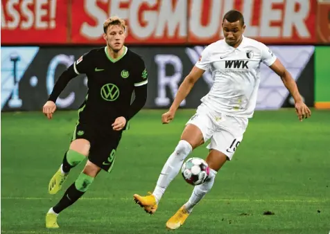  ?? Foto: Ulrich Wagner ?? Felix Uduokhai (rechts, hier gegen Wolfsburgs Wout Weghorst) ist eine defensive Stütze im Spiel des FC Augsburg. Im vergangene­n Jahr war er für die deutsche National‰ mannschaft nominiert gewesen, diesmal fehlte er. Kein Grund für große Trauer, sondern eher ein Ansporn.