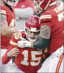  ?? AP photo ?? Chiefs quarterbac­k Patrick Mahomes is helped up by teammate Mike Remmers after sustaining a concussion during Sunday’s game against the Browns.