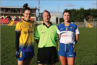  ??  ?? Wicklow ladies captain Niamh McGettigan (right) with referee Gary McGahon and Roscommon captain Sinéad Kenny ahead of the first Division 3 clash of 2019.