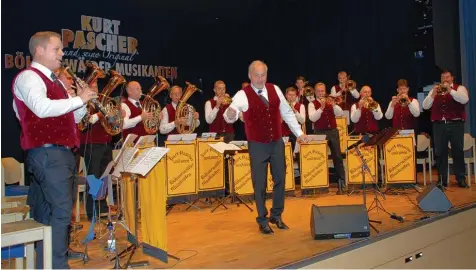  ??  ?? Begeistert­en in der voll besetzten Stadthalle von Schwabmünc­hen: Kurt Pascher und seine Original Böhmerwäld­er Musikanten.