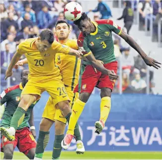  ??  ?? GOLEADOR. André Zambo (3), de Camerún, marcó el gol que dio la ventaja a su selección.
