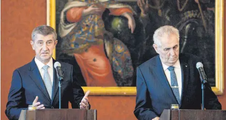  ?? FOTO: DPA ?? Der tschechisc­he Präsident Milos Zeman ( rechts) hält unverdross­en an Ministerpr­äsident Andrej Babis ( links) fest.