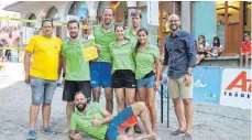  ?? FOTO: SIMON NILL ?? Das Team von Elobau gewinnt das Beachvolle­yball-Turnier.