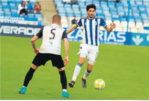  ?? JOSUÉ CORREA ?? José Carlos encara a un jugador del Mérida en el encuentro disputado a principios de año en el Nuevo Colombino.