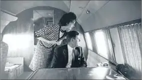  ?? JACQUES LOWE / AP ?? La pareja, en un avión en 1960, el año en que él llegó a presidente