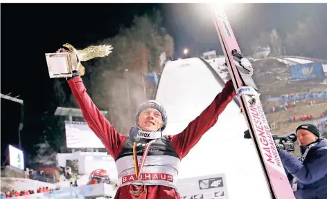  ?? FOTO: DANIEL KARMANN/DPA ?? Bischofsho­fen, 6. Januar 2020: Dawid Kubacki aus Polen gewinnt die 68. Vierschanz­entournee. Den Titel verteidige­n wird er nicht können.