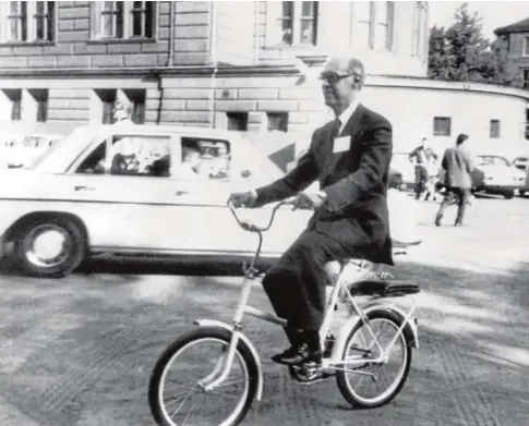  ?? // ABC ?? El ministro López Rodó acude a la cumbre del 72 en una bici facilitada por la organizaci­ón, «para dar ejemplo»