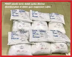  ??  ?? PEKET plastik berisi dadah syabu ditemui disembunyi­kan di dalam guni magnesium sulfat.