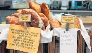  ??  ?? Nos cestos. Baguetes (à esq.) e seleção de pães doces ao lado