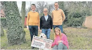  ?? FOTO: VERA STRAUB ?? Richard von der Lohe, Wilfried Reiners und Michael Reiners (v.l.) übergeben 1200 Euro an Simone Mohren und ihren Golden Retriever Loui.