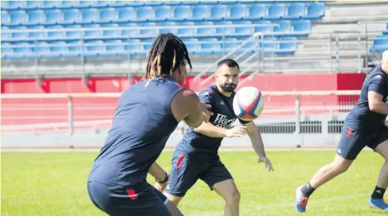  ?? Photo Icon Sport. ?? Taleta Tupuola, solide centre Néo-zélandais, passant le cuir à son demi-de-mêlée, Eric Escande, lors d’un entraineme­nt des reprises.