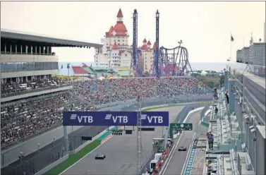  ??  ?? Una imagen de la recta del circuito ruso de Sochi con numerosos aficionado­s en sus gradas.