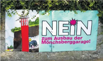  ??  ?? Transparen­t der Initiative gegen den Ausbau der Salzburger Altstadtga­rage. Der politisch beschickte Aufsichtsr­at der Garagenges­ellschaft weicht den streitbare­n Anrainern inzwischen aus, wo er nur kann.