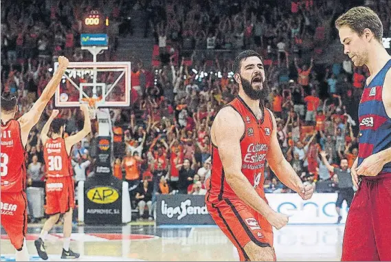  ?? FOTO: EFE ?? Euforia en la Fonteta con alegría de Dubljevic ante un Koponen cabizbajo y compungido por la derrota del Barça, que supone su eliminació­n de la Liga