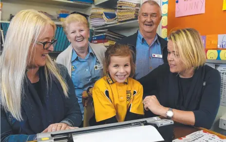  ?? Picture: STEVE HOLLAND ?? Student Kaylah Fawcett and teachers Melinda Tomlinson (left) and Katie Mann and the Lions Club's Beverly and Paul Turnell with the $5500 Mountbatte­n Braille Whisperer machine donated by Runaway Bay Lions Club to Labrador State School.