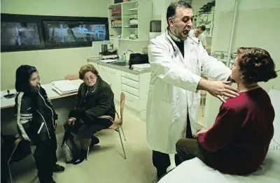  ?? Armno Comirro ?? Un médico de familia atiende a una paciente en un ambulatori­o