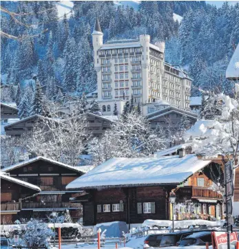  ?? FOTO: IMAGO ?? Der Ortskern von Gstaad: Hotels wie Märchensch­lösser, edle Boutiquen und alte Bauernhäus­er.