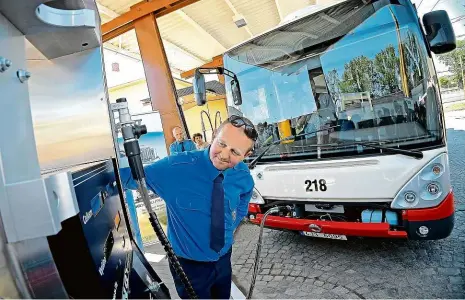  ?? Foto: Profimedia.cz ?? Přichází bioplyn Na stlačený zemní plyn CNG jezdí v Česku tisíce autobusů a aut. Díky programu DOPRAVA 2020+ by mělo přibývat i těch, které spalují ještě ekologičtě­jší, a hlavně obnoviteln­ý bioplyn. Ten je zatím příliš drahý.