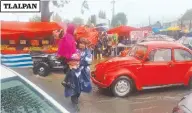  ??  ?? En la zona sur los policías ayudaron a los ciudadanos a atravesar, sobretodo niños, avenidas anegadas para evitar algún accidente.