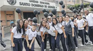  ?? AMELIA ANDRADE / EXPRESO ?? Pregón. Las religiosas y las alumnas del colegio Santo Domingo de Guzmán recorriero­n las calles de Urdesa.