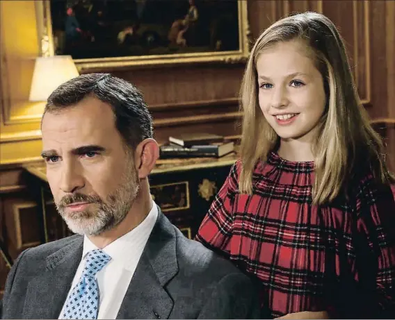  ?? CASA DEL REY ?? El Rey con la su hija y heredera, la princesa Leonor, que tiene 12 años y que acompañada por su hermana, Sofía, y su madre, asistió a la grabación del mensaje de Navidad