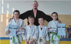  ?? FOTO: PRIVAT ?? Und wieder eine Gürtel mehr: Die erfolgreic­hen Judokas und ihr Trainer.