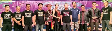  ??  ?? Zaki (fifth right) with Misompuru Homestay programme coordinato­r Datuk Jeffry Ayah @ Cobra (fourth right) and cultural performers during a media excursion to the homestay earlier this week.